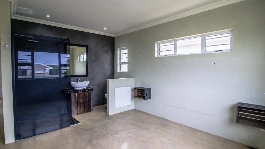 6 Bedroom Property for Sale in Kidds Beach Eastern Cape